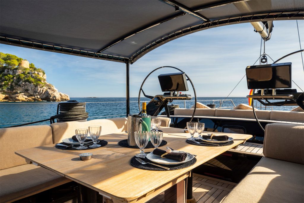 Wally – Vantanera - cockpit dining