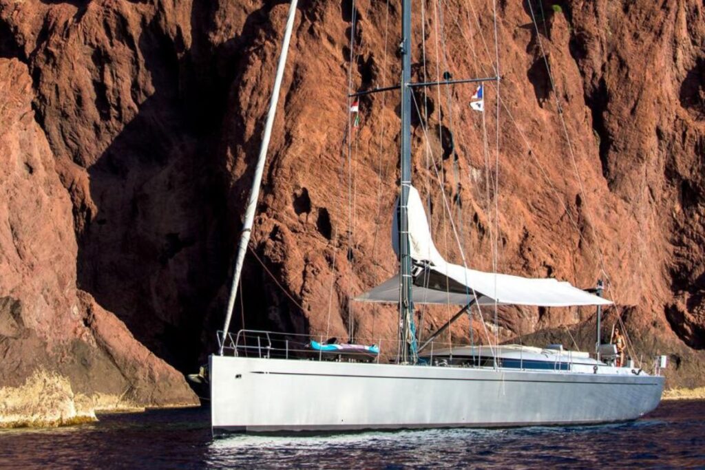 Swan 76 - La Loévie - Side On
