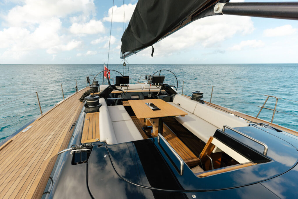 Wally – Vantanera - cockpit lounge