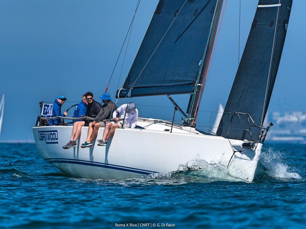 Darkwood - J121 - Upwind crew